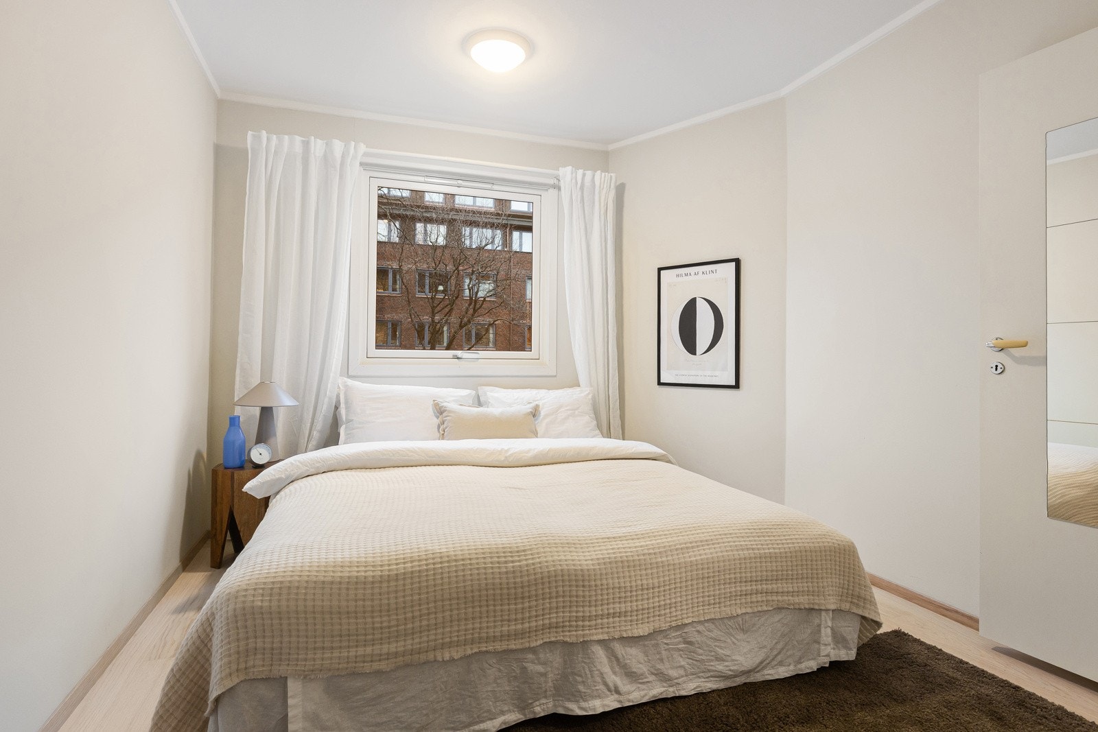 Stort soverom med god plass til dobbeltseng og nattbord på hver side. Galleribilde