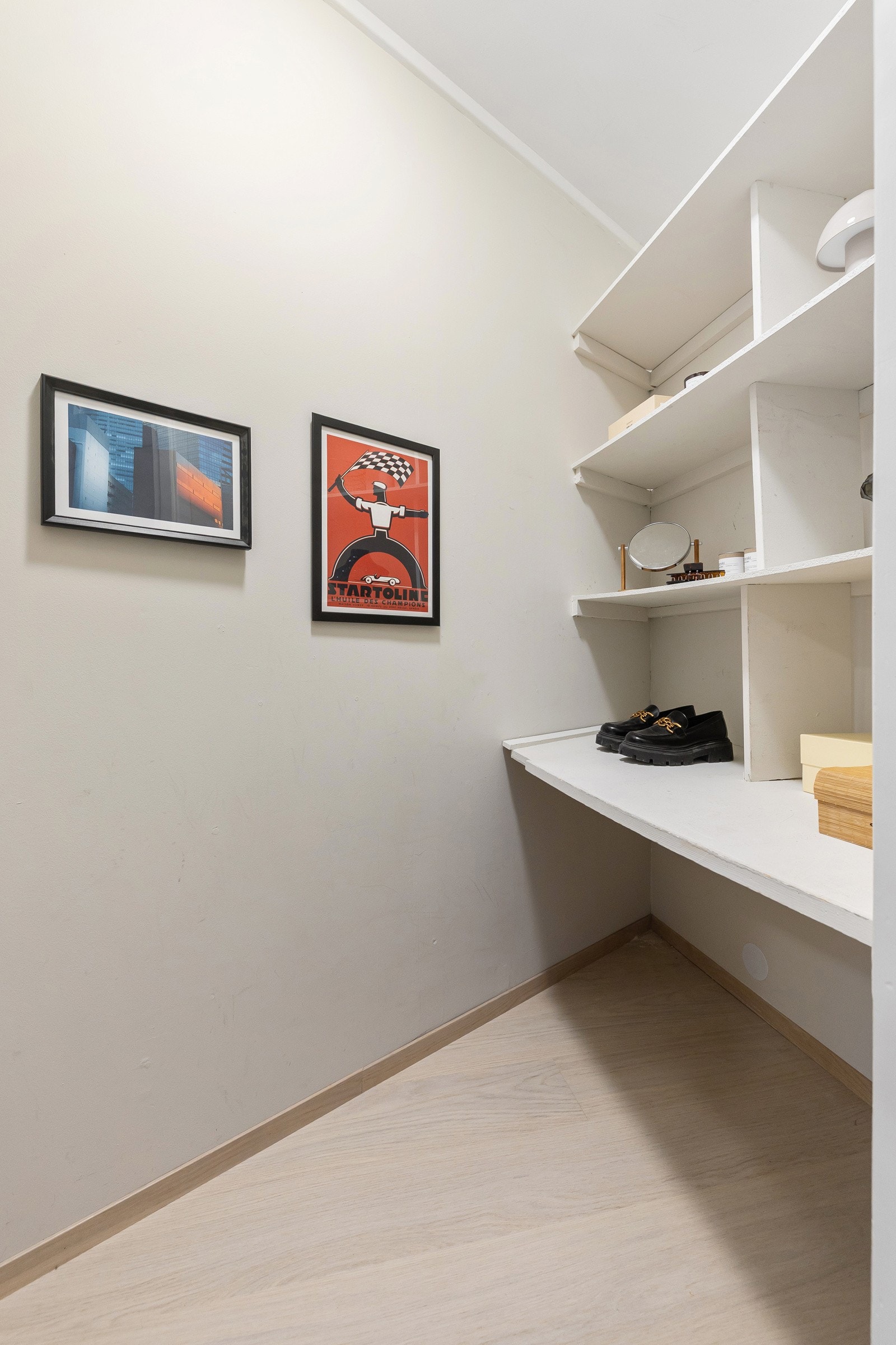 Passer godt til oppbevaring av klær, støvsuger m.m. Galleribilde