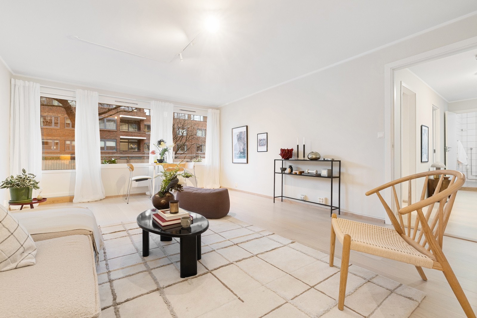 De store vindusflatene gir rommet en lys og luftig atmosfære. Galleribilde