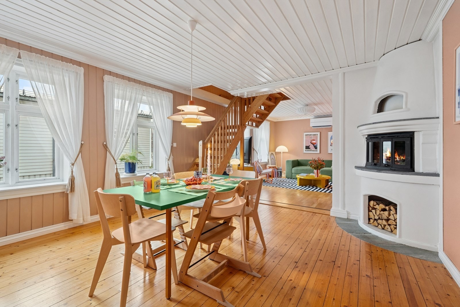 Her kan du nyte lange kvelder foran peisen i en stue som kombinerer komfort og stil. Galleribilde