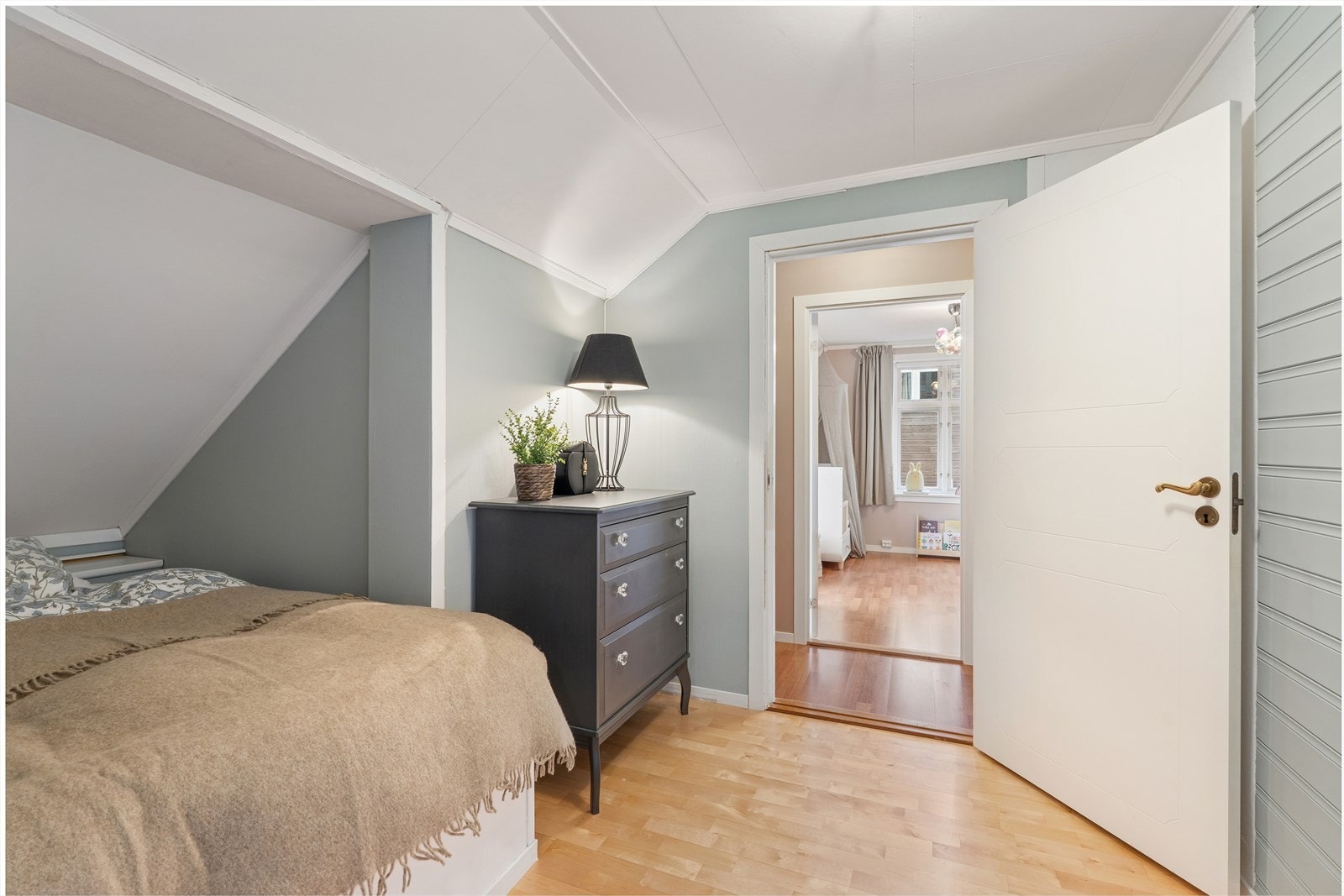 Soverom 4 er et rom som gir ro og komfort, med lyse flater og god romfølelse Galleribilde