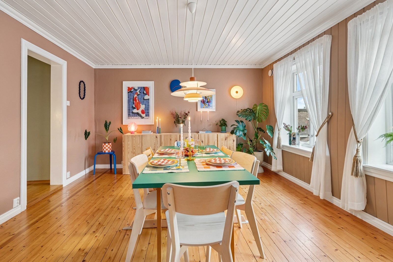 Her får du en stue med god plass til både sofakrok og spisebord, perfekt for både hverdagsliv og sosiale sammenkomster Galleribilde