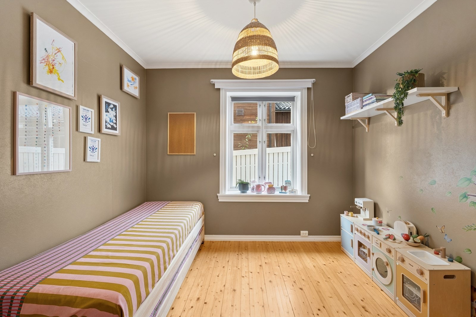 Soverommet i 1 etg. har en behagelig fargepalett og god belysning. Soverommet har god plass og kan enkelt tilpasses ulike behov. Galleribilde