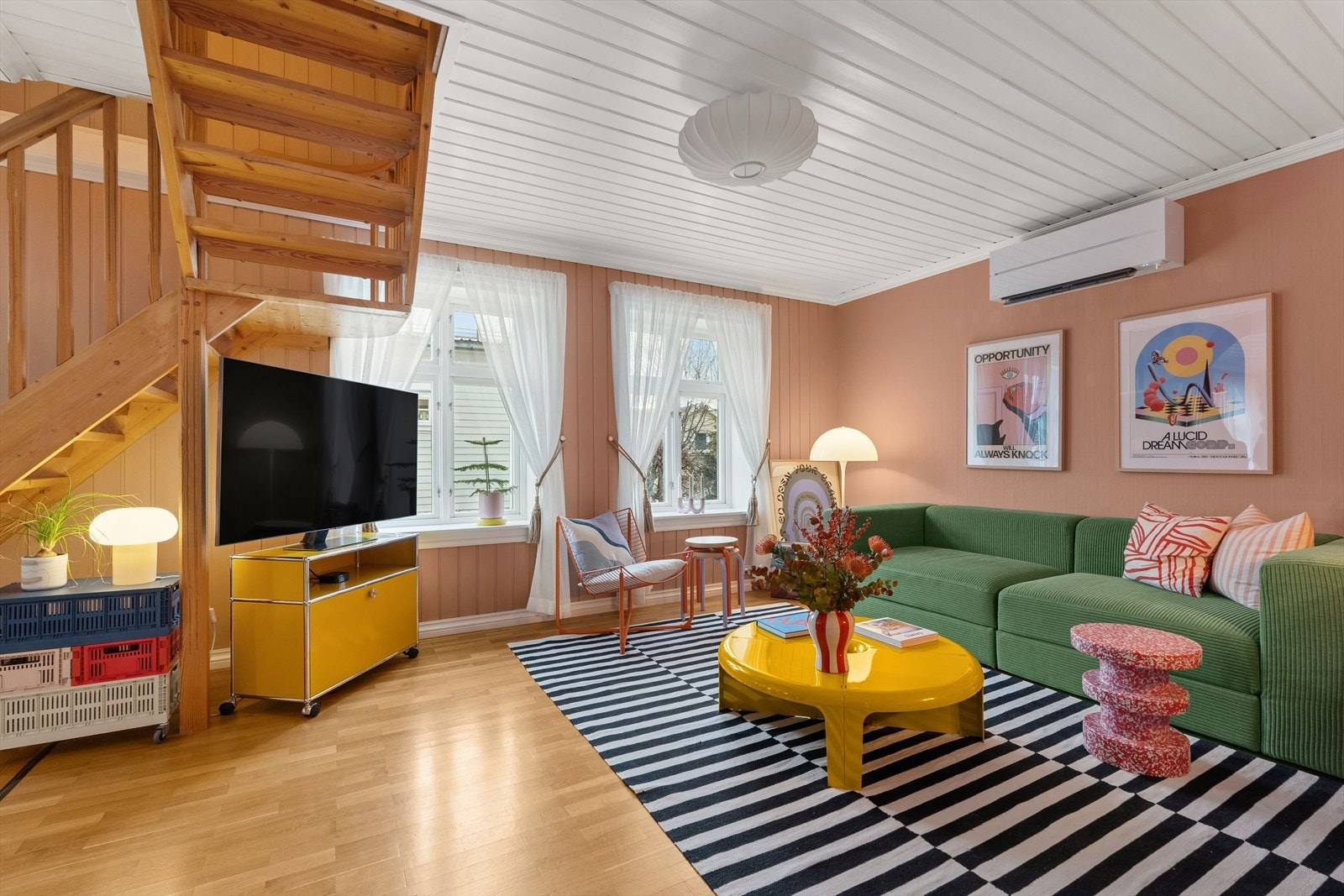 Stuen har en lun og harmonisk atmosfære, med gjennomgående stil og materialvalg som gir boligen et helhetlig uttrykk Galleribilde