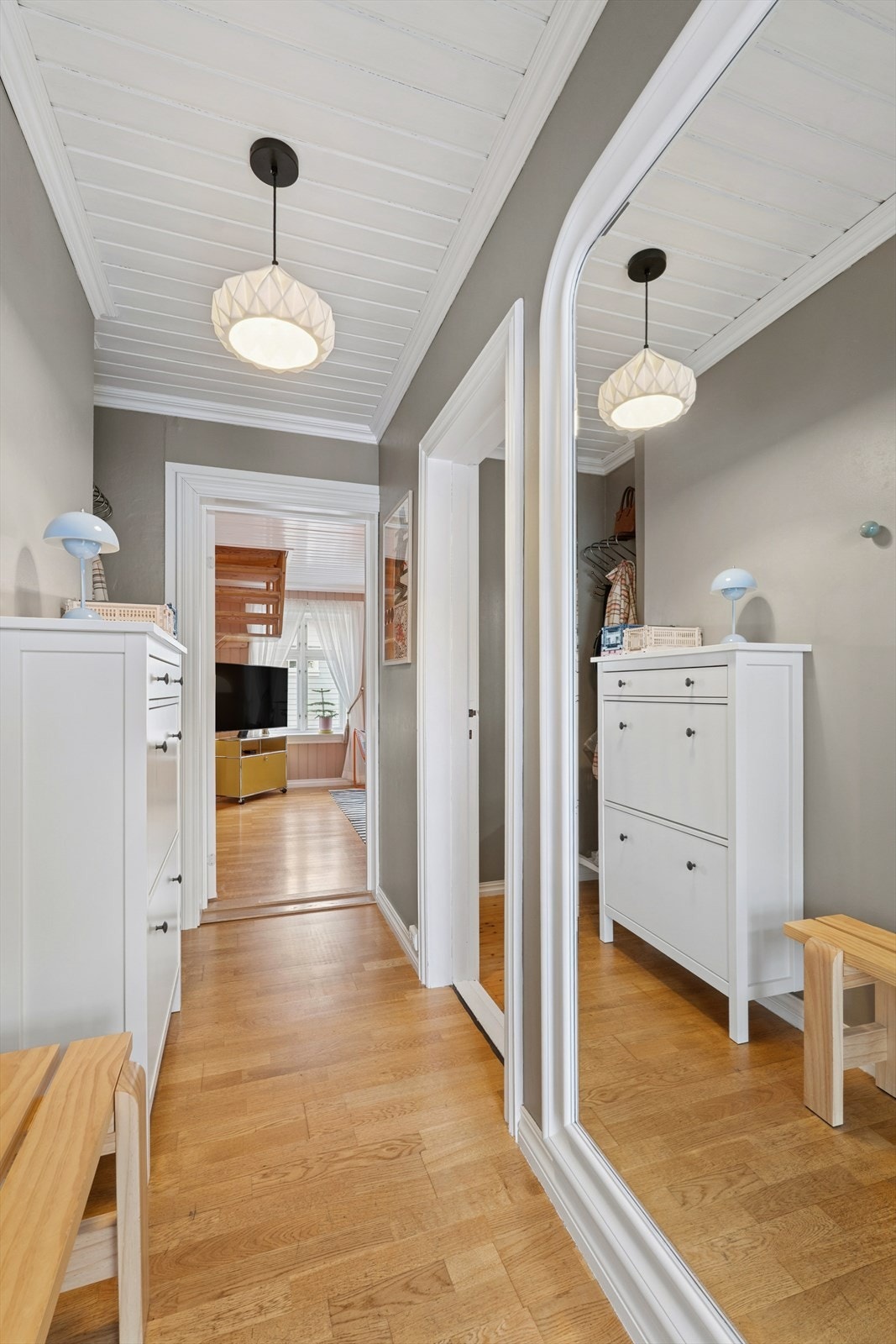 Inngangspartiet ønsker deg velkommen med lyse flater, god takhøyde og en behagelig atmosfære Galleribilde