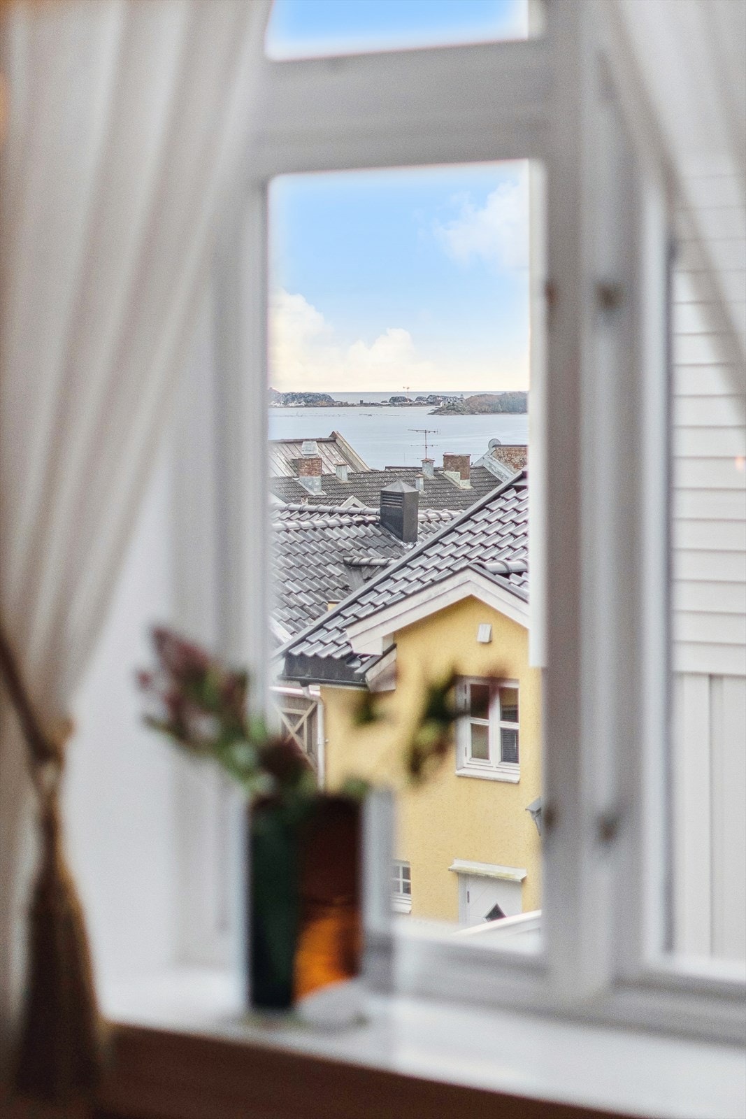 Fra stuen er det utsikt mot sjøen. Galleribilde