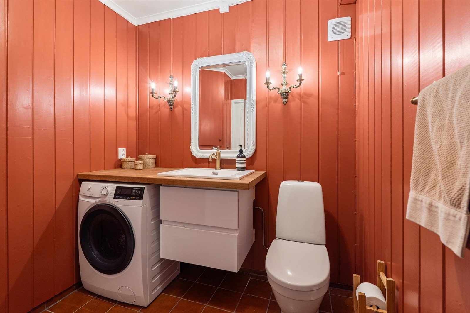 Badet har en enkel og ryddig utforming med plass til det nødvendige Galleribilde