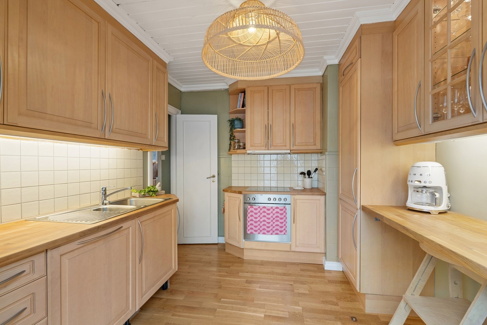 Kjøkkenet har en rolig beliggenhet i boligen og gir en behagelig ramme for både matlaging og måltider. Galleribilde