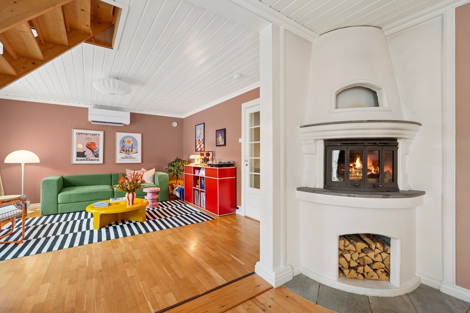 Stuen har en sentral plassering i boligen og fungerer som et naturlig samlingspunkt Galleribilde