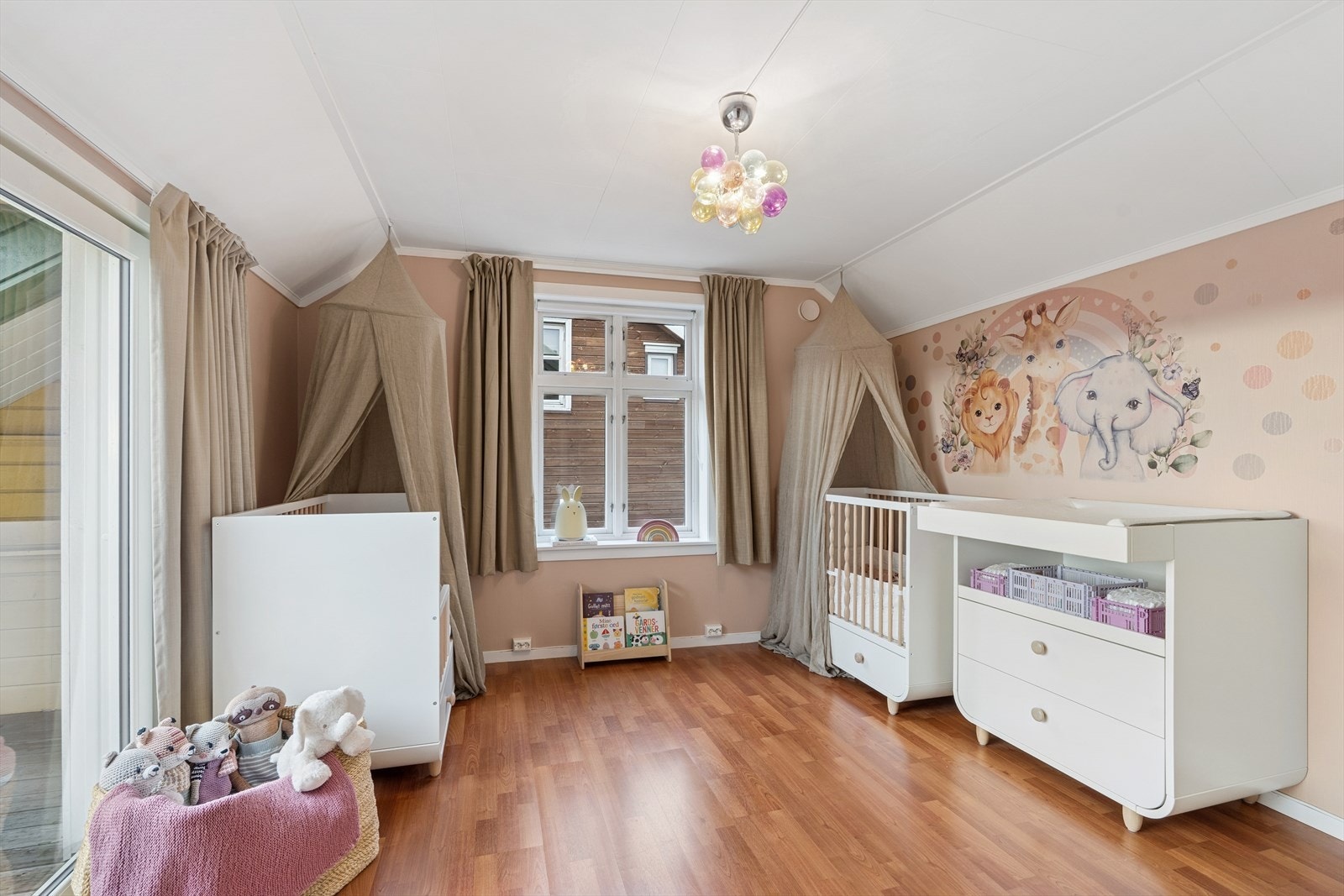 Soverommet i 2 etg. byr på god plass, lyse flater og en harmonisk fargepalett Galleribilde