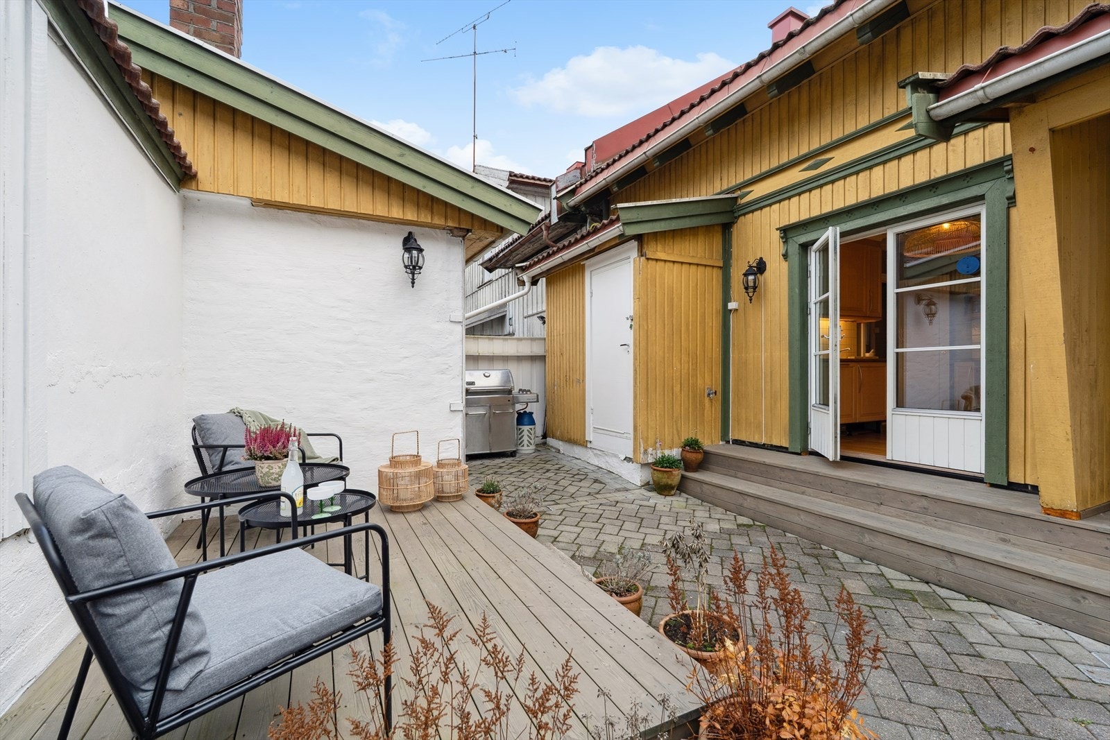 Fra kjøkkenet er det utgang til bakhage. Her får du en bakhage med god plass til utemøbler, grill og lange sommerkvelder under åpen himmel. Galleribilde