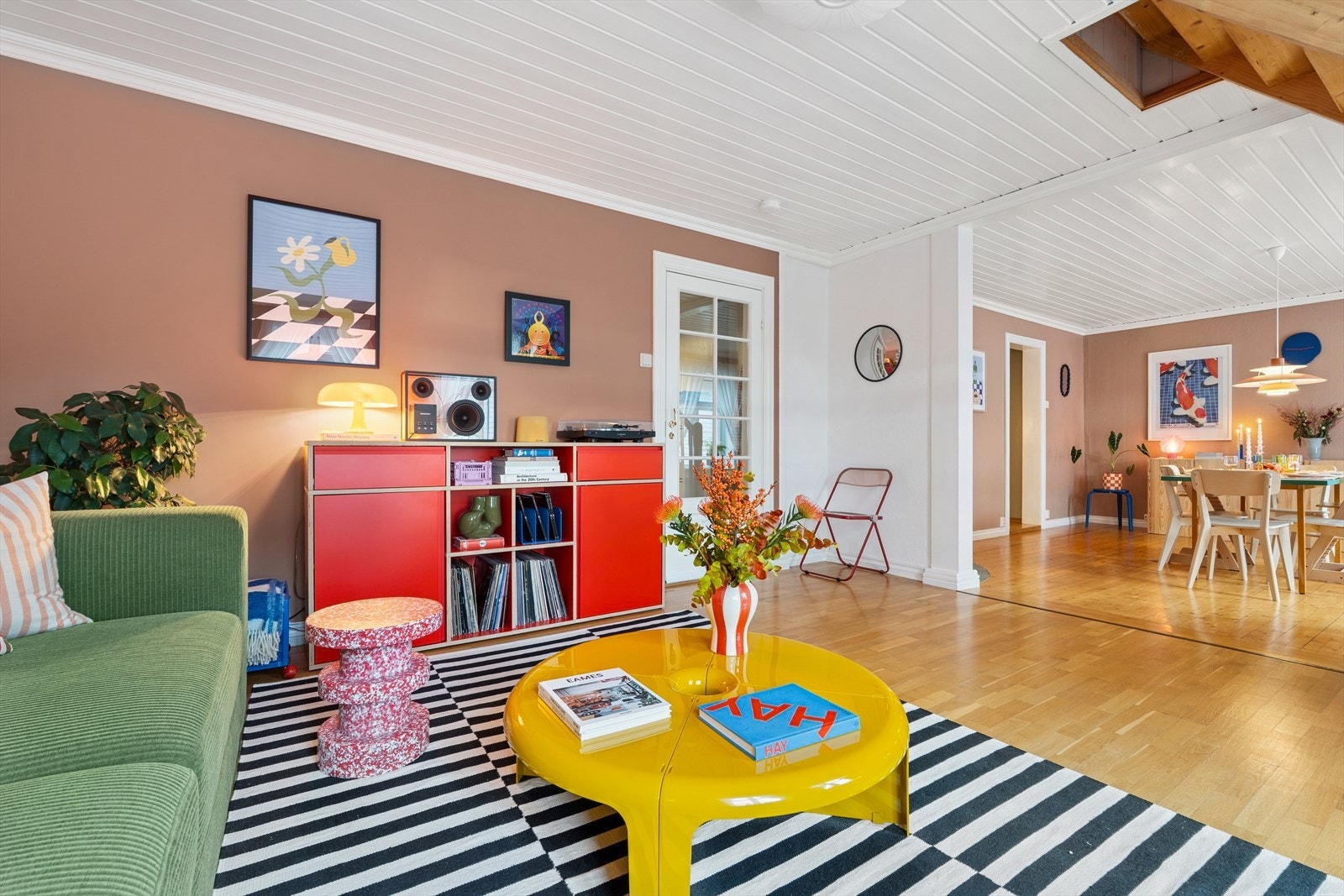 Stuen har en gjennomtenkt planløsning som gir fleksibilitet til ulike møbleringsalternativer og innredningsstiler Galleribilde