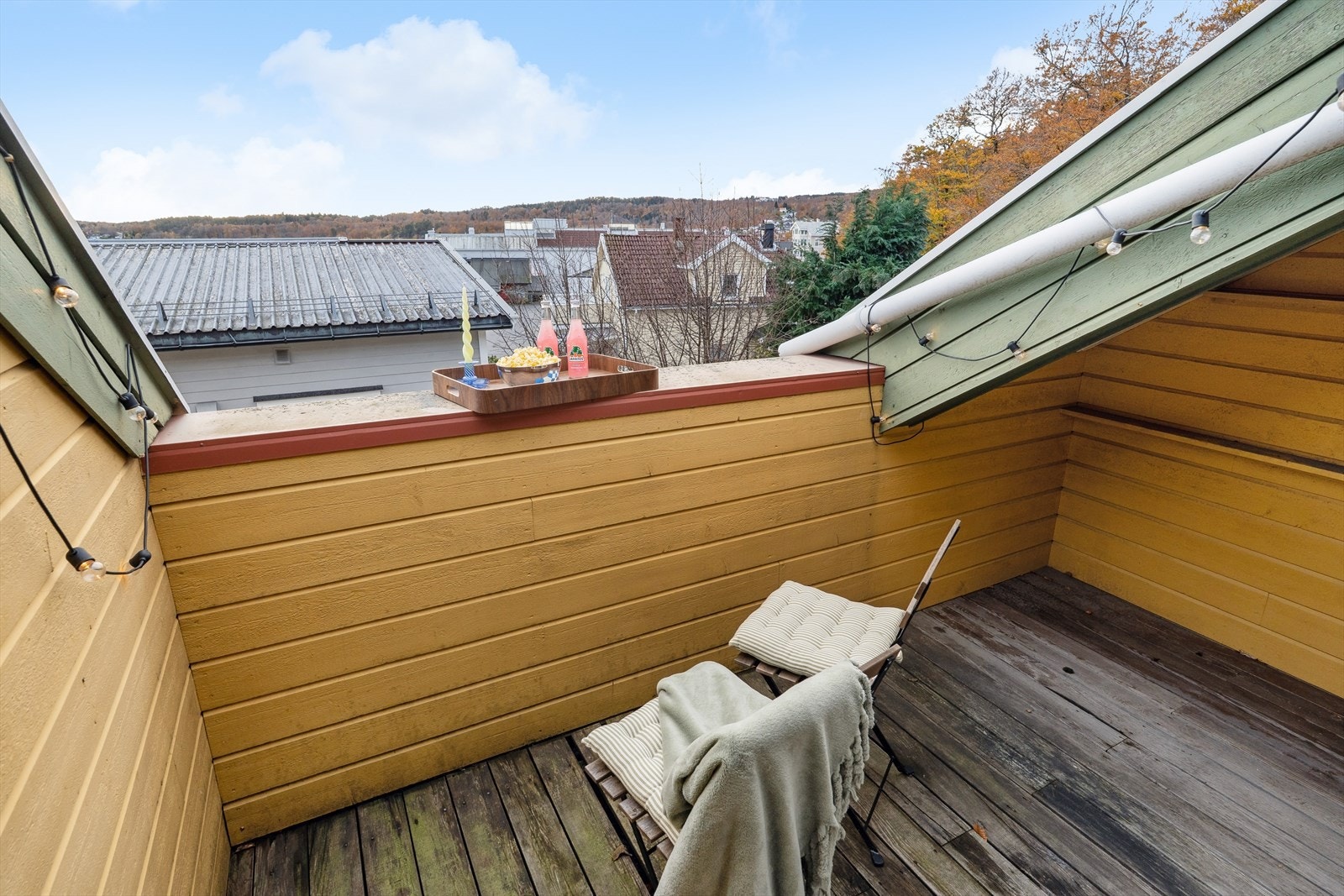 Åpen balkong med utsikt mot nærområdet Galleribilde