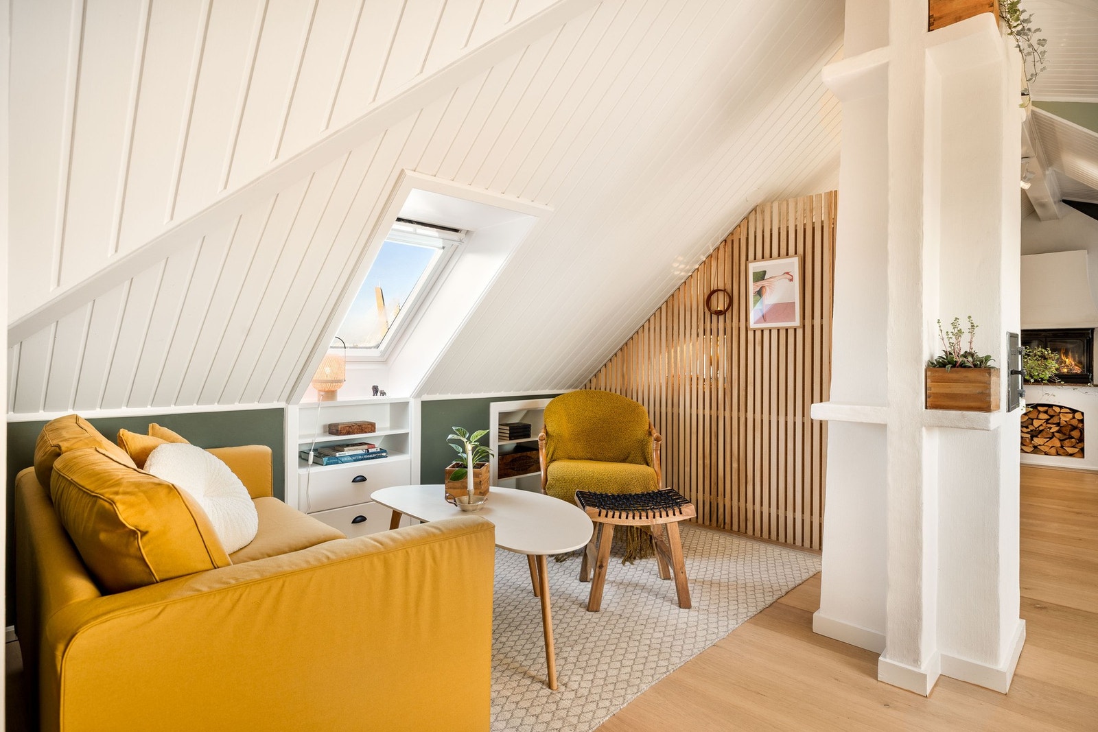 En elegant spilevegg skaper en naturlig og lun avgrensning mellom rommene, samtidig som den gir en hyggelig og noe skjermet sone. Galleribilde