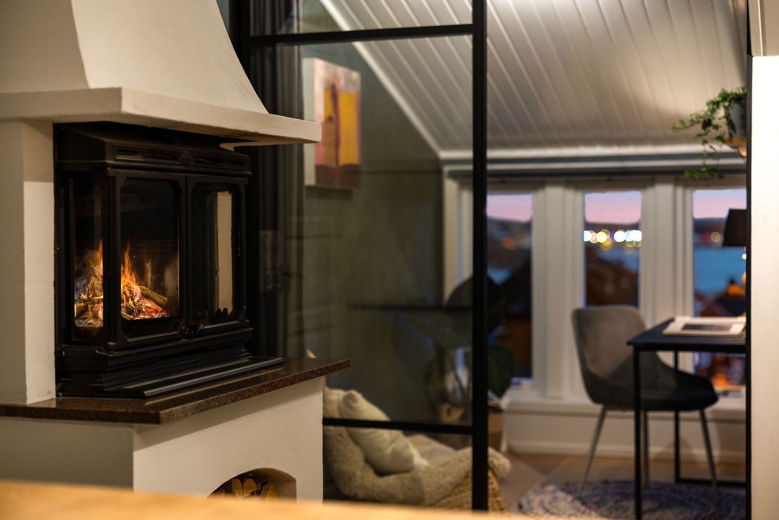 Den fine industriglassdøren er fra Leba, og er et fint blikkfang i stuen. Galleribilde