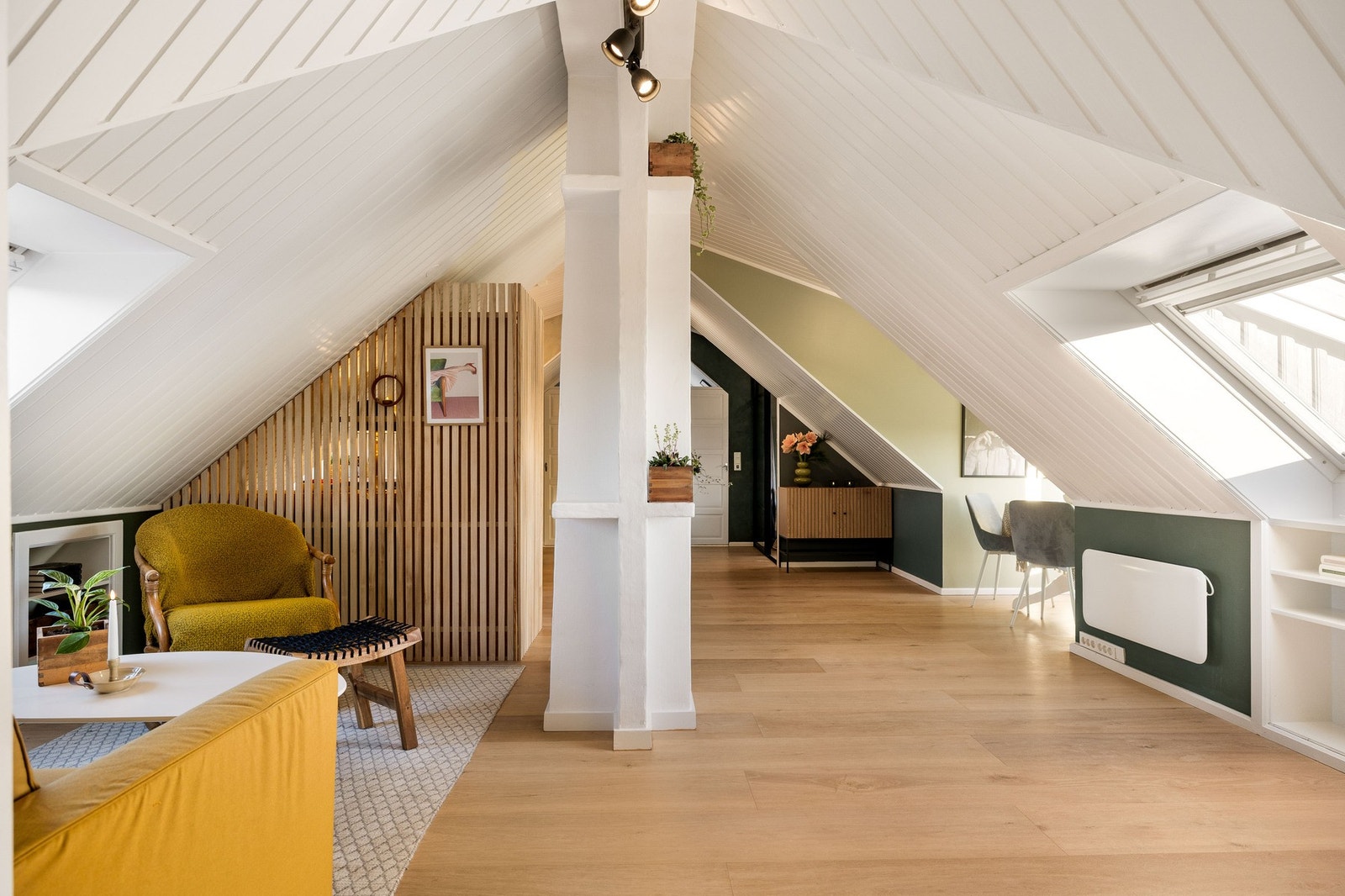 Oppholdsrommet fremstår lyst og luftig med store vindusflater som slipper inn rikelig med dagslys. Galleribilde