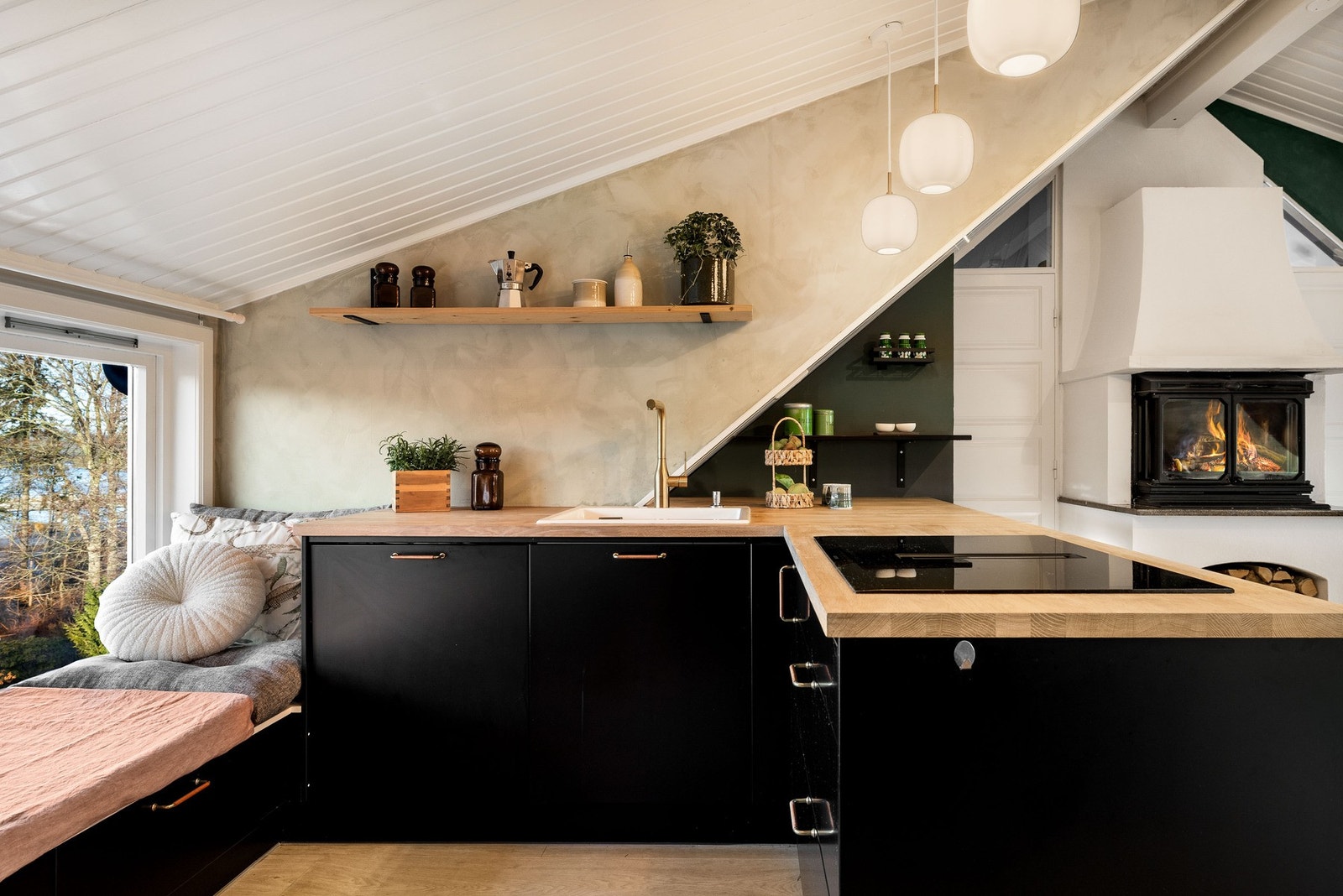 Ved vinduet er det en koselig sofakrok - et perfekt sted å nyte utsikten mot Farris. Galleribilde