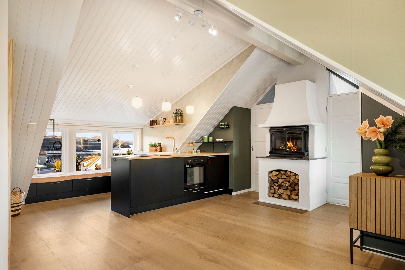 Kjøkkenet er delikat innredet med mørke fronter og benkeplate i eik, som gir et stilrent og varmt uttrykk. Galleribilde