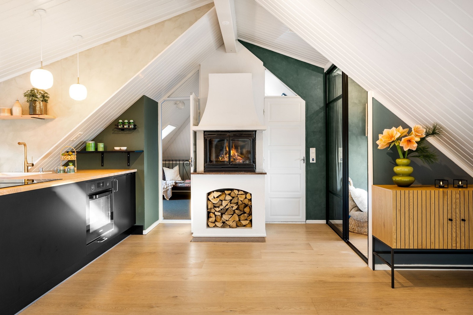 Peisen gir godt med varme på kalde dager og bidrar til en lun og behagelig atmosfære i rommet. Galleribilde