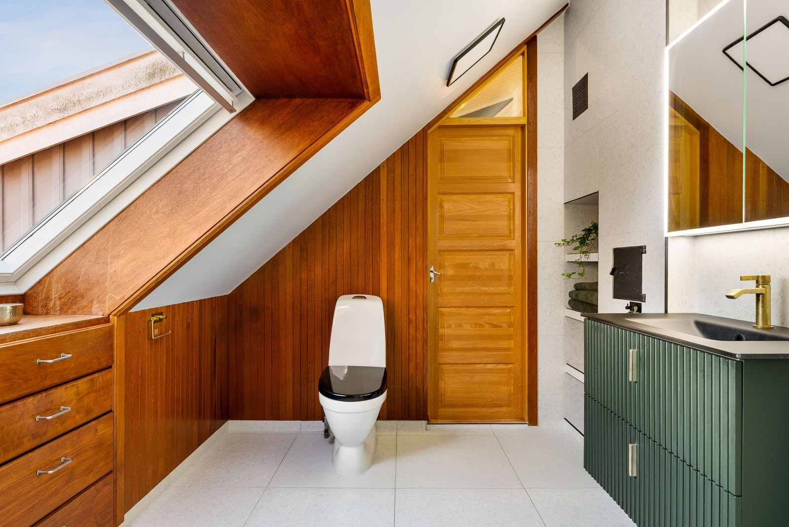 Her er panelet bevart, noe som gir rommet et helt spesielt og eksklusivt særpreg. Galleribilde