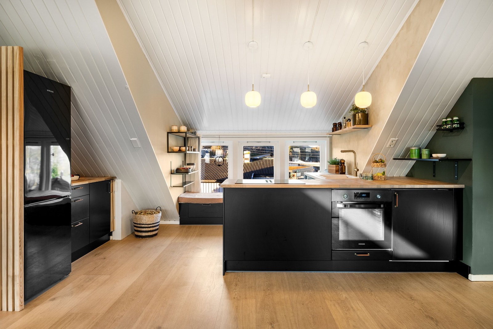 Her finnes både kjøleskap med fryser, fryseskuff samt integrert koketopp med nedfelt ventilator og oppvaskmaskin. Galleribilde