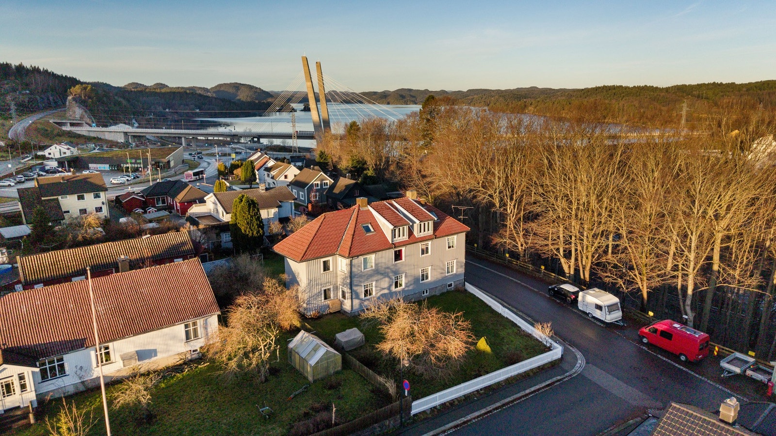 Fra området er det kort vei til idylliske badeplasser i Farris, samt Indre havn og Batteristranda. Galleribilde