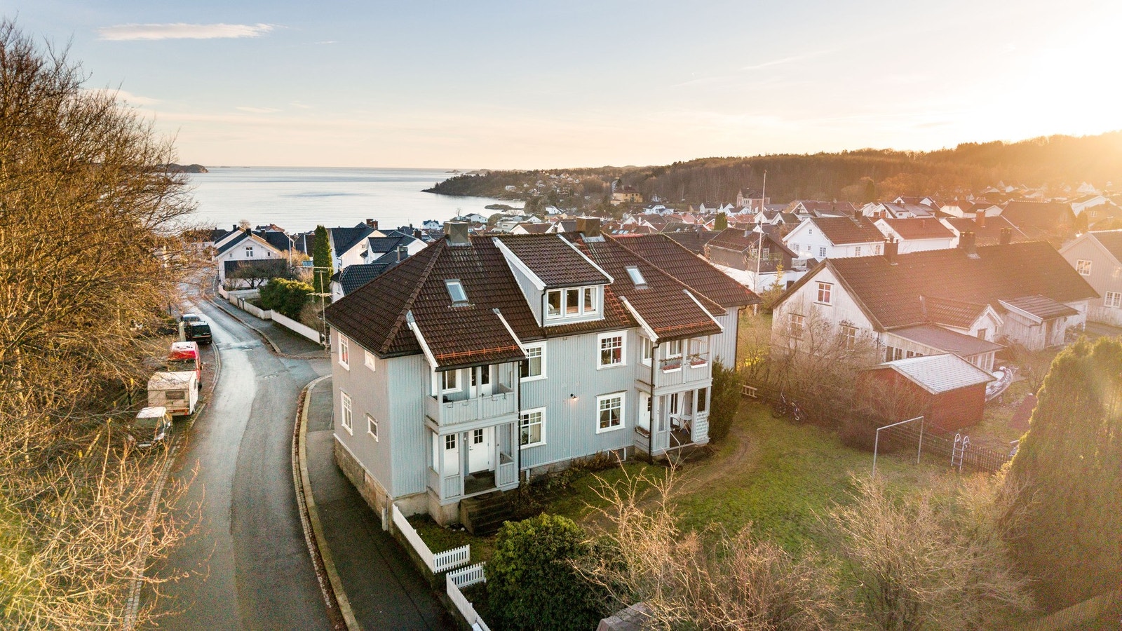 Leiligheten ligger i et sentralt, idyllisk og attraktivt boligområde på Langestrand. Galleribilde