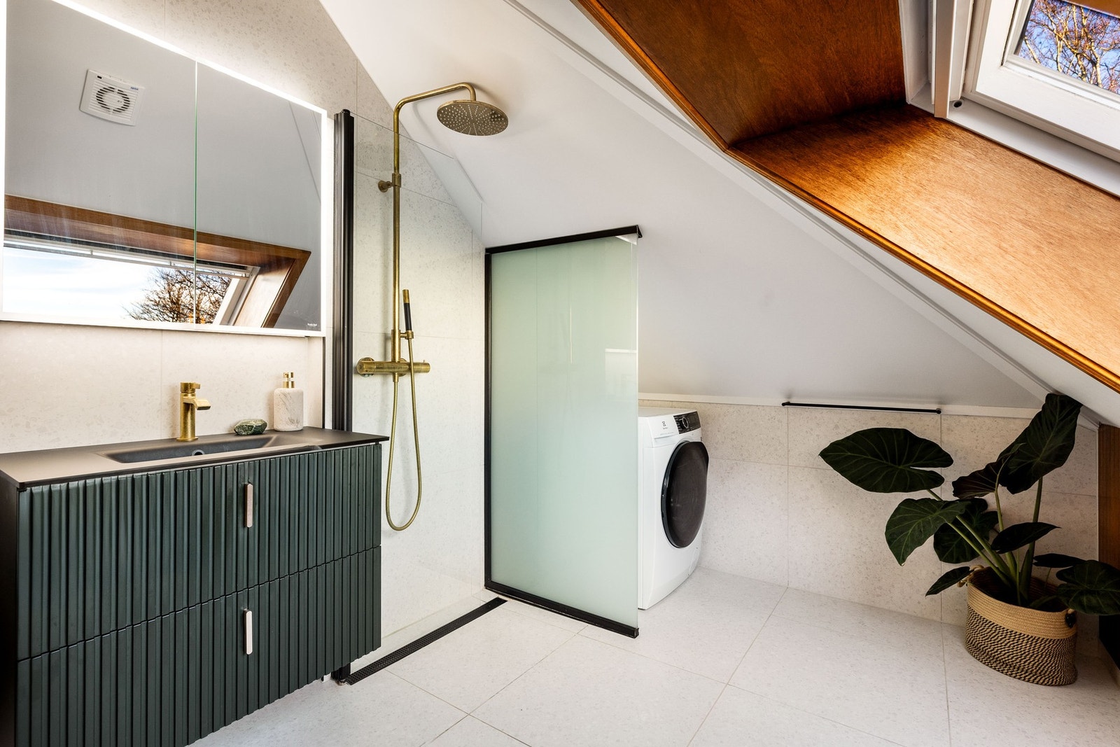 Badet er flislagt med varmekabler i gulvet og inneholder toalett, servant, dusjhjørne samt opplegg for vaskemaskin. Galleribilde