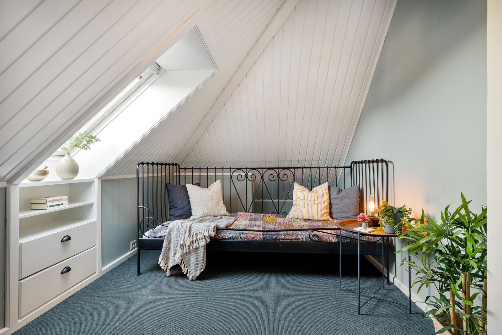 Soverom med plass til seng og nattbord. Galleribilde