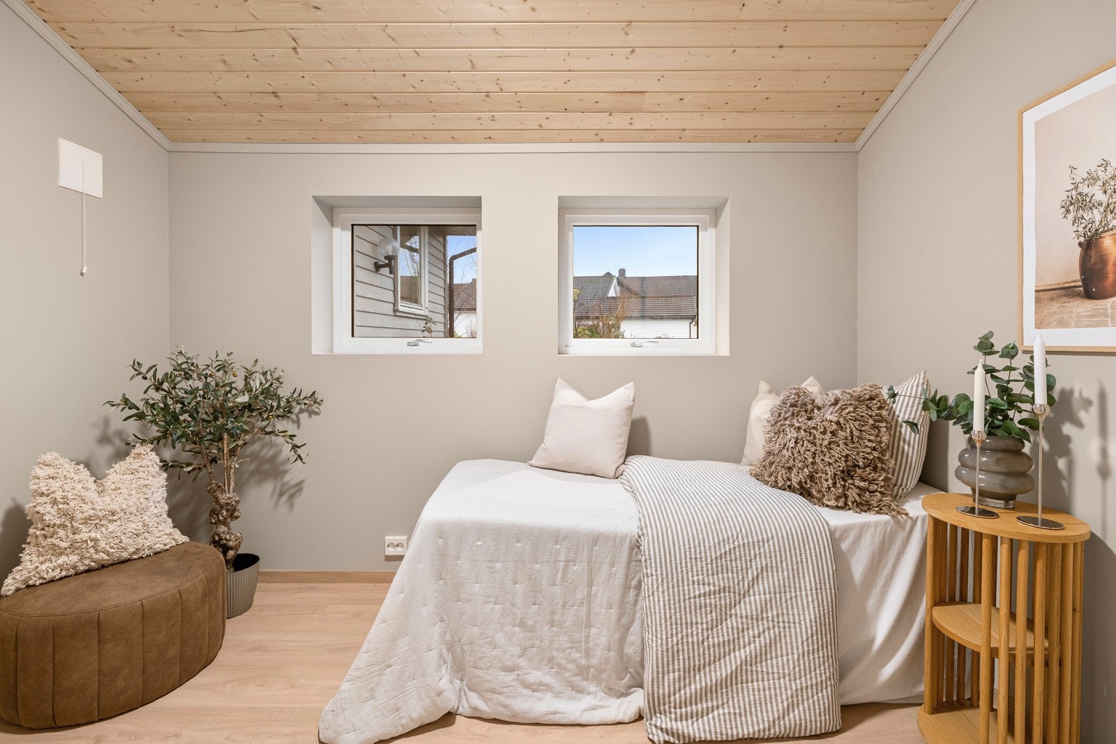 Opprinnelig bod, senere innredet og brukt som soverom. Endringen er ikke omsøkt eller godkjent. Galleribilde