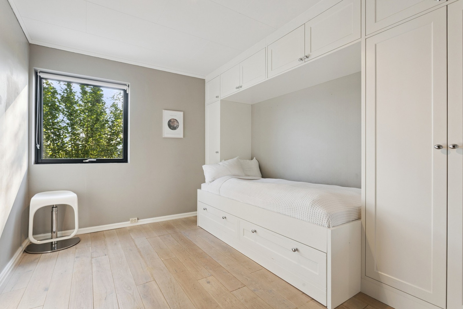 Alle 3 soverommene nede har fine slette voerflater i moderne farger Galleribilde