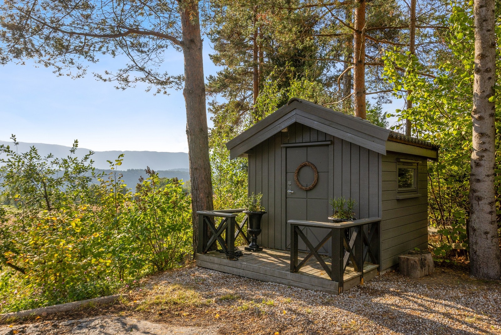 Dukkehuset på tunet byr på innlagt strøm og går i stil med hovedhuset. Galleribilde