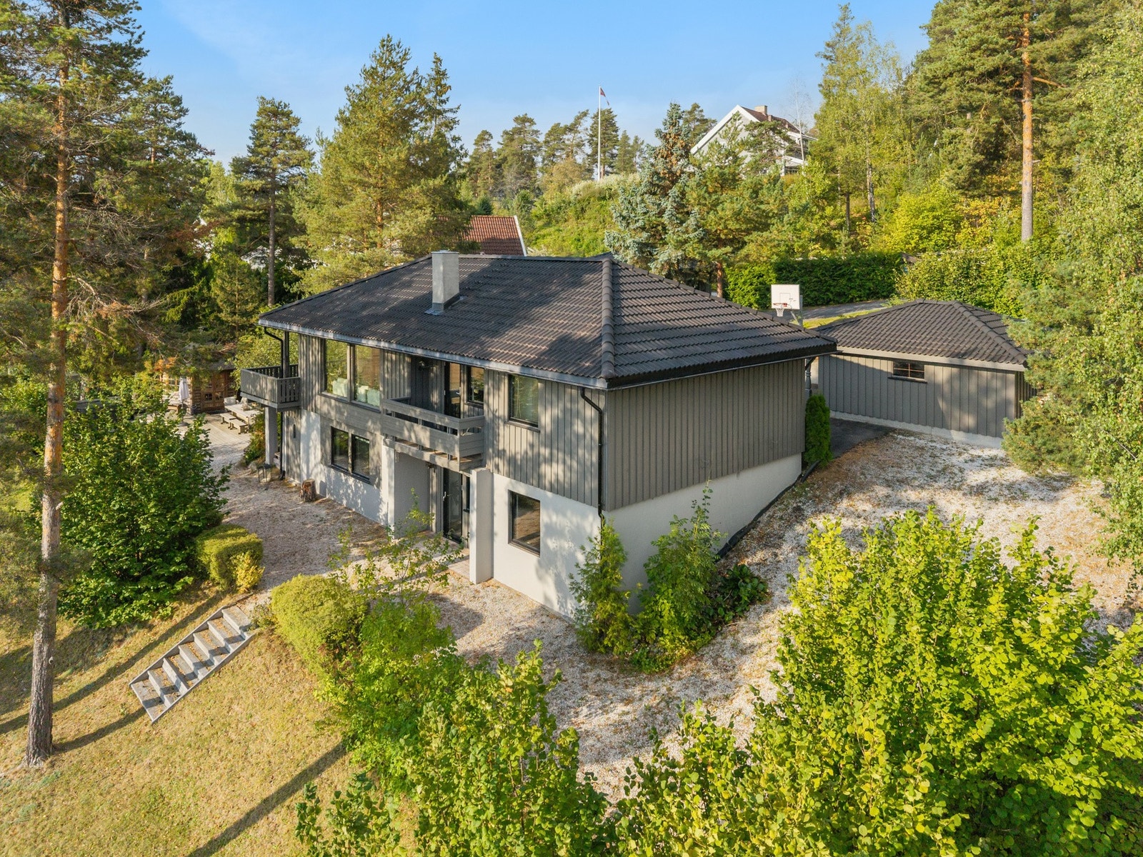 Her kan du gå rundt hele huset med ekstra inngang i underetasjen. Galleribilde