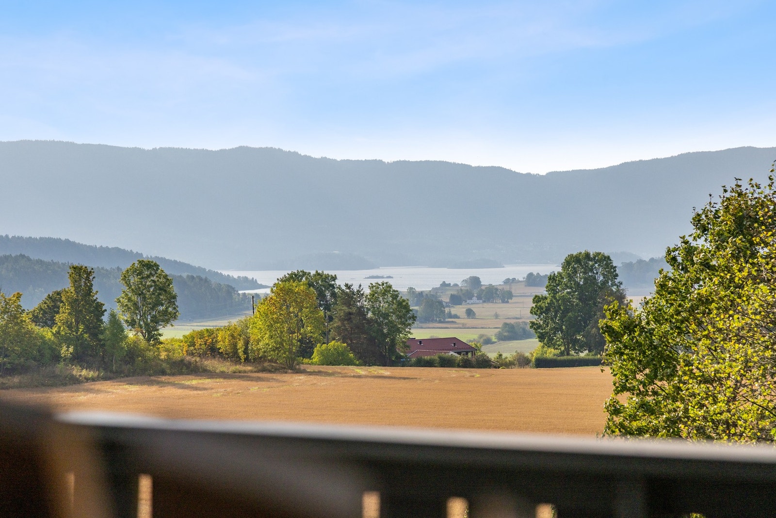 Nyt utsikten mot fjorden og det praktfulle landskapet som strekker seg opp mot marka! Galleribilde