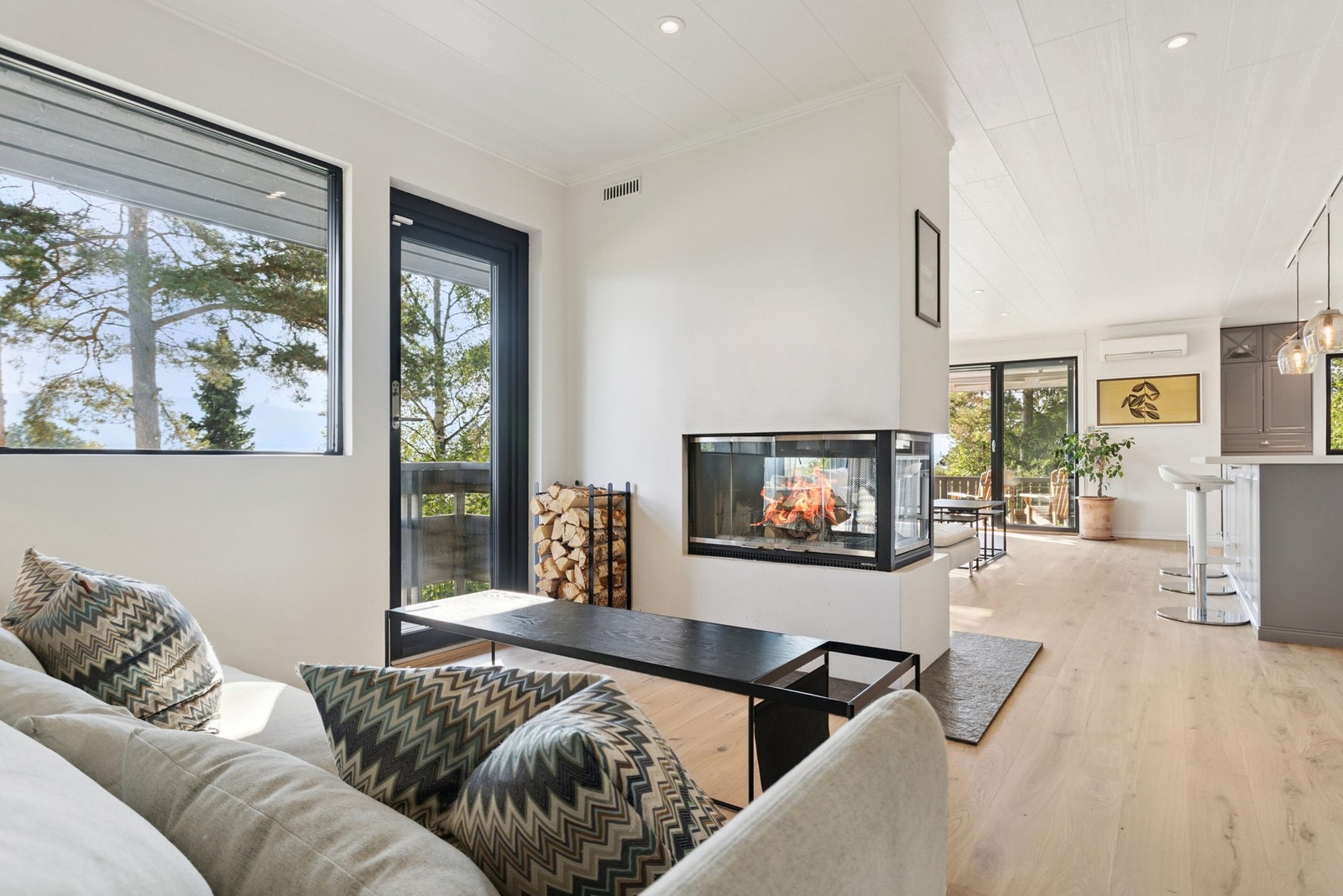 Du møter først forstuen med utgang til balkongen Galleribilde