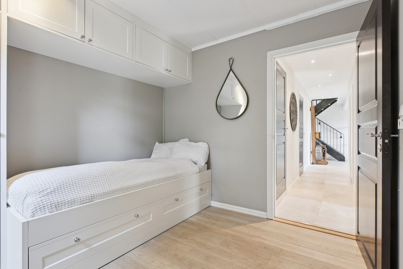 Alle soverommene er innredet med Elen møbelstudio innredning hvor det skuffer under sengen for å utvide sengen til dobbeltseng Galleribilde