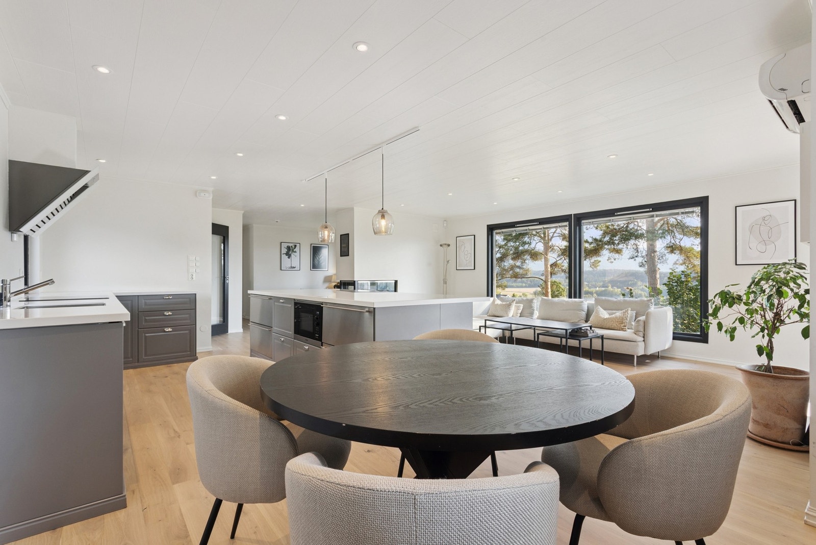 Kjøkkenet er uten overskap, noe som bidrar til en luftig og moderne romfølelse. Galleribilde