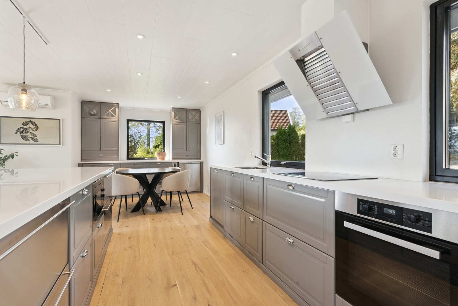 Fin spisekrok innerst i kjøkkenet Galleribilde