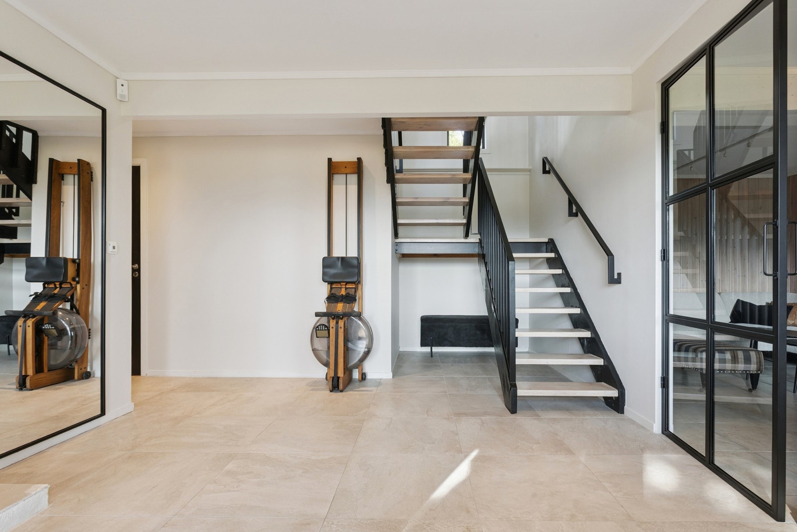 Luftig gang med nytt flislagt gulv med varmekabler Galleribilde