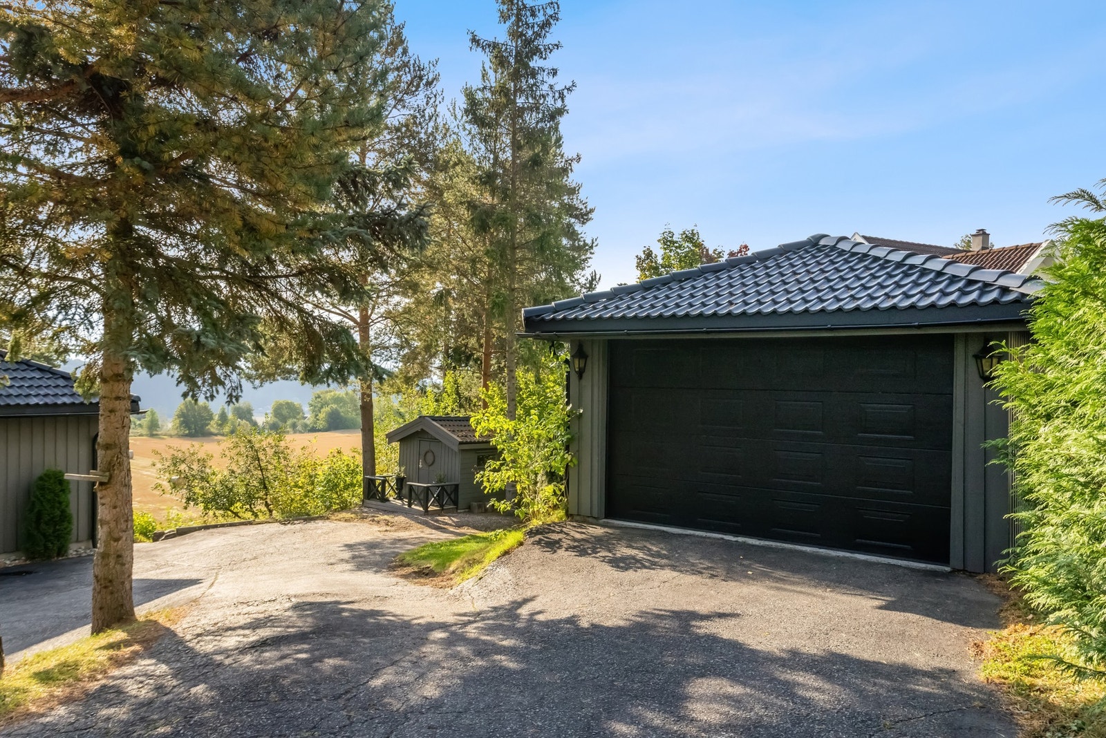 Det er en ekstra garasje ved begynnelsen av innkjørselen med elektrisk port Galleribilde