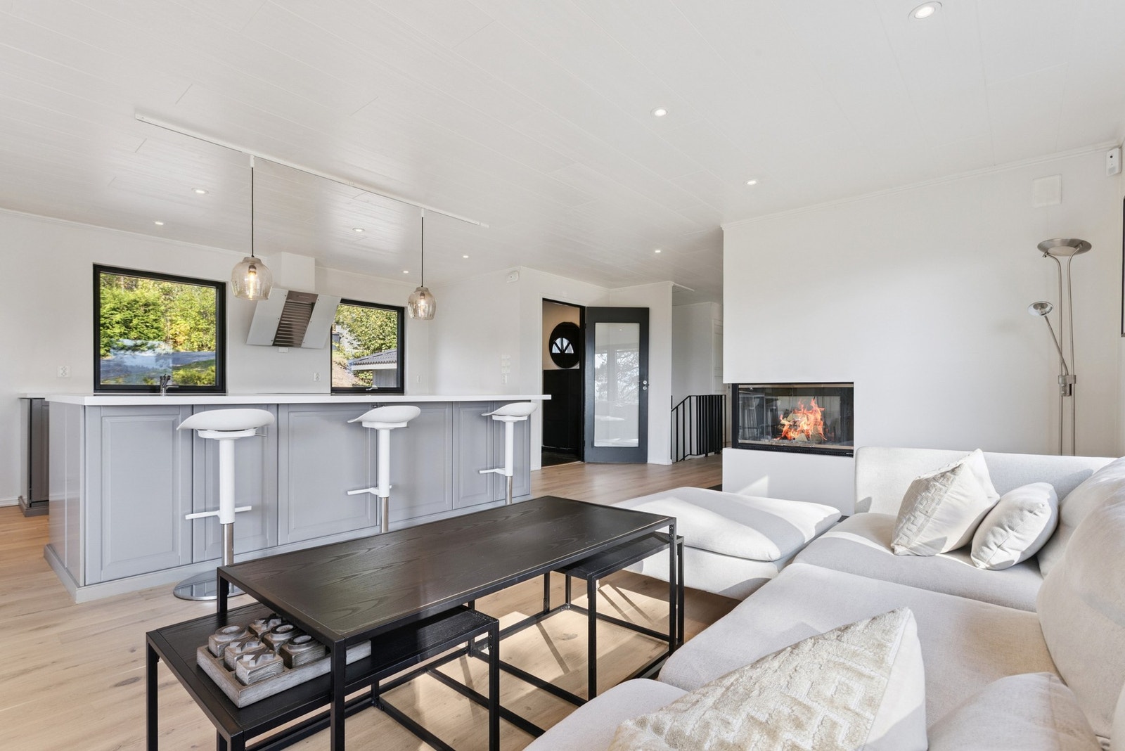 Den åpne kjøkken stue løsningen gir bedre sosial tilknytning med alle i rommet Galleribilde