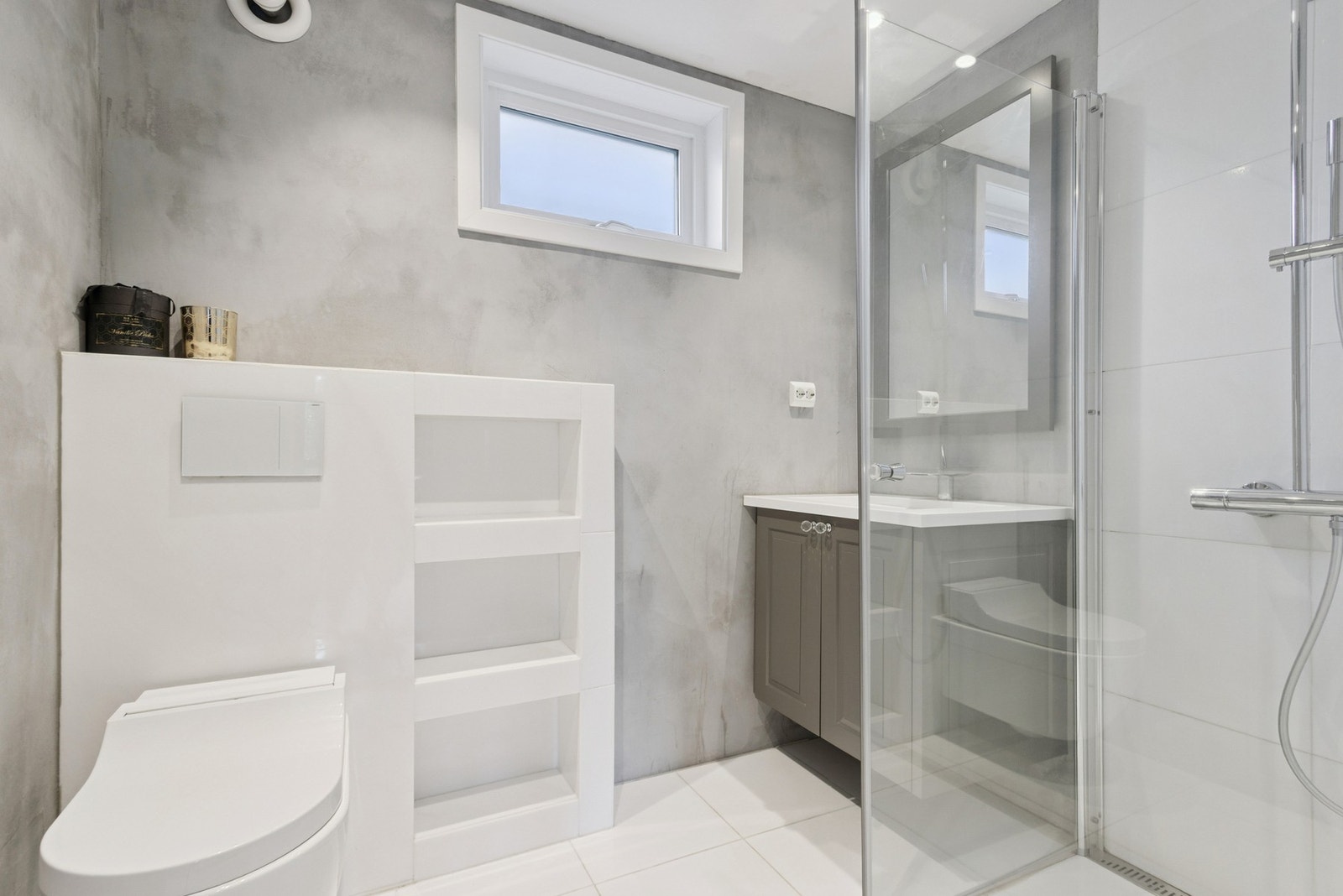 Badet i underetasjen er et flott og lekkert bad med eksklusive innredninger Galleribilde