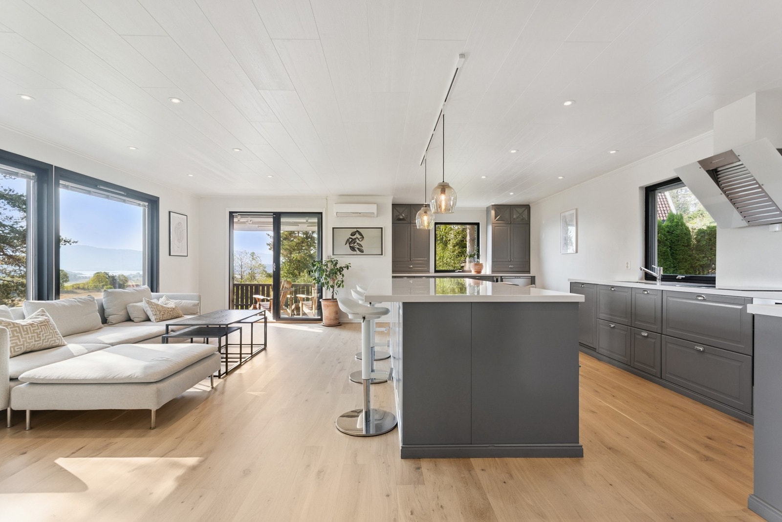 Stort, lyst og flott rom som hele familien kan samles i Galleribilde