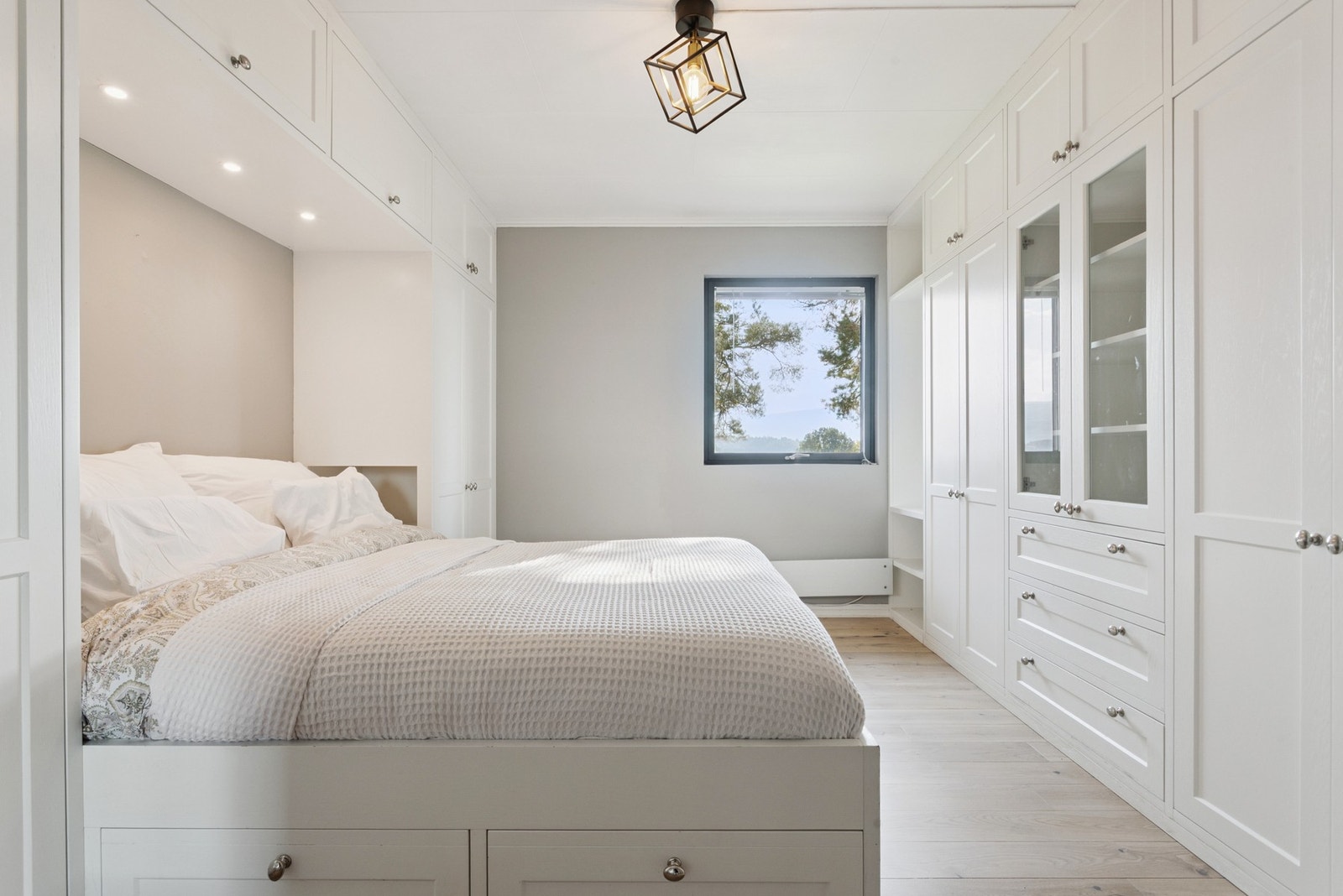 Hovedsoverommet ligger innerst på hovedplanet og flott utsyn over landskapet Galleribilde