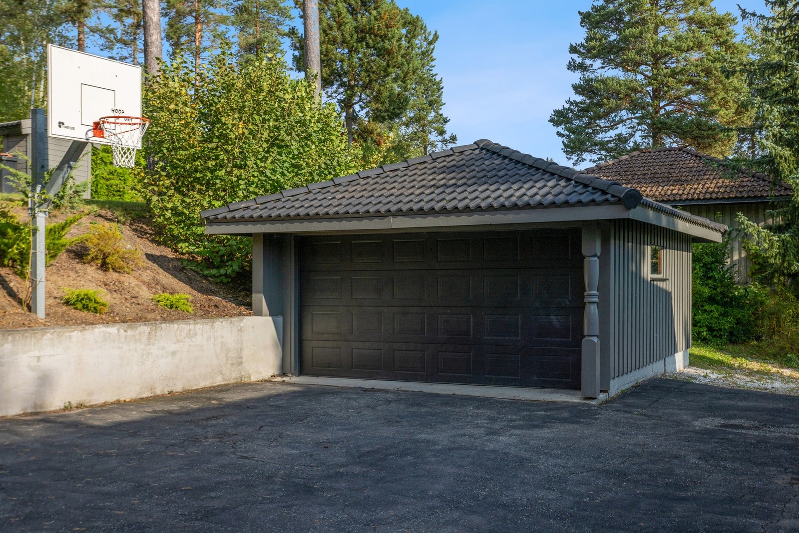 Dobbelgarasje rett ved inngangsdøren med elektrisk port og EL billader Galleribilde