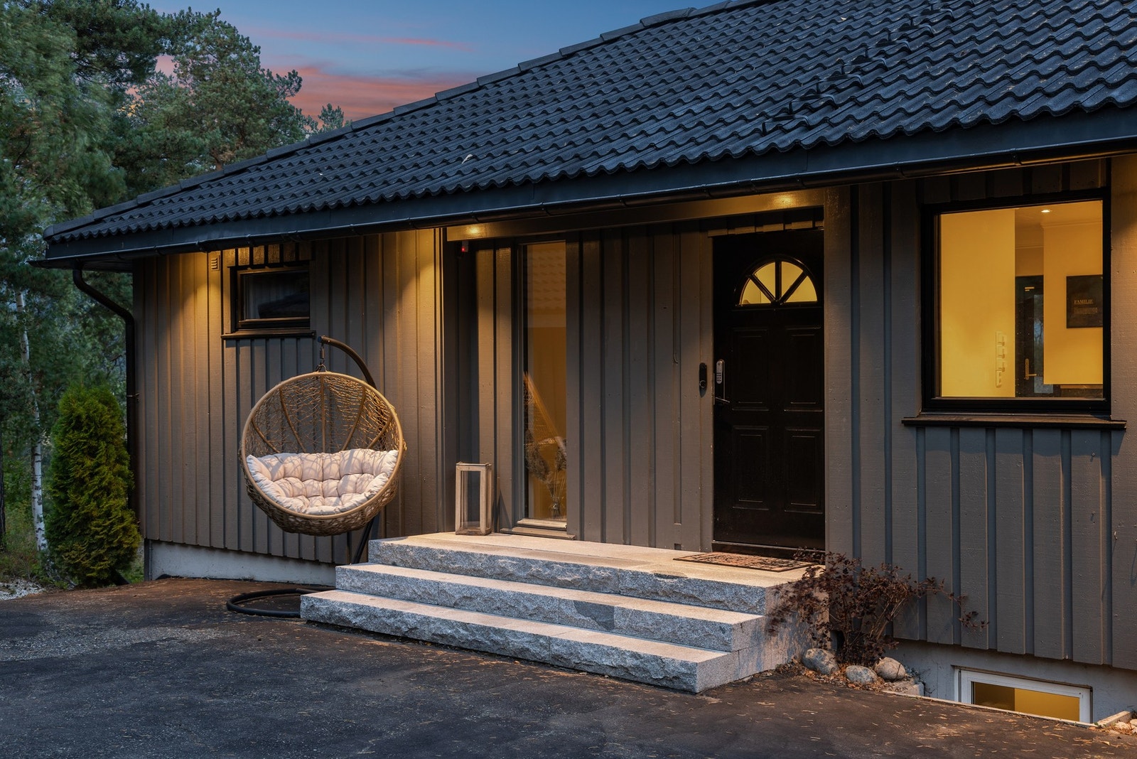 Massiv og bred trapp ved inngangen av granitt Galleribilde