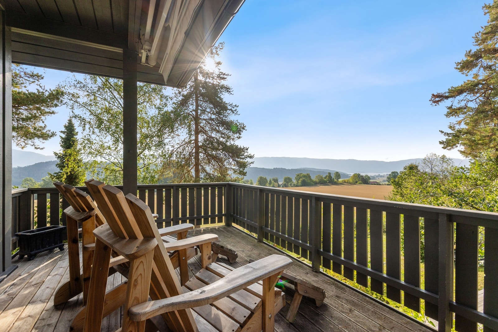 Den sørvendte terrassen har en fantastisk utsikt mot fjorden og det landlige Galleribilde
