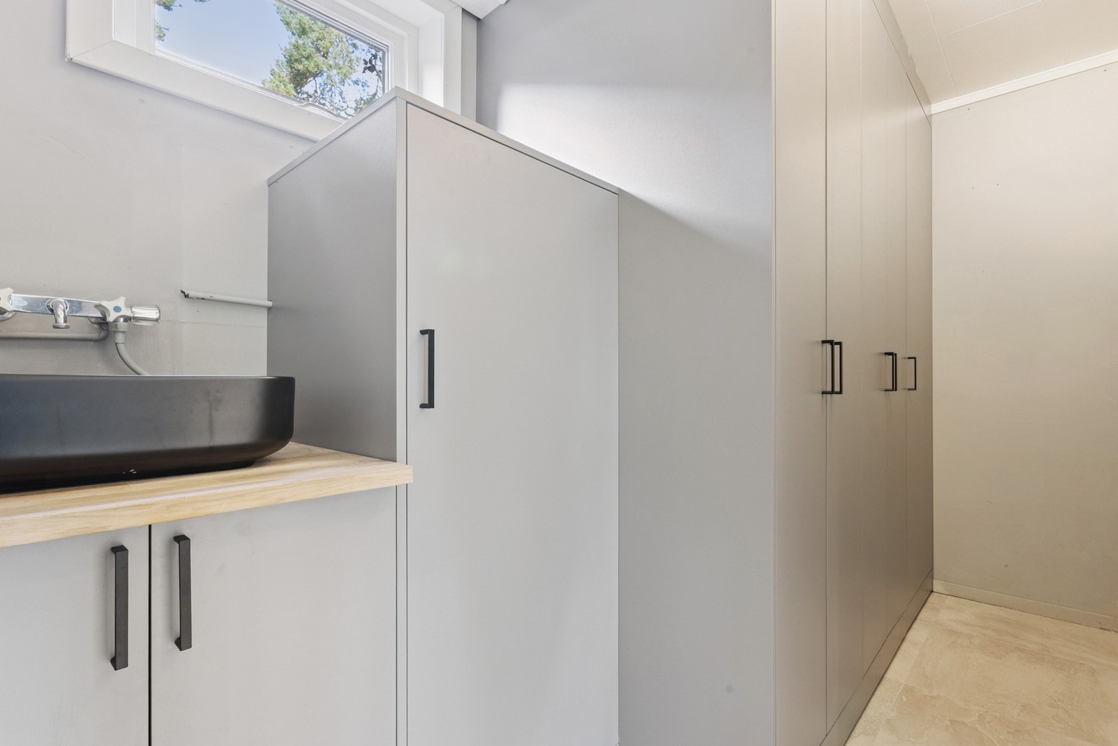 Vaskerommet er nylig oppgradert med nye innredninger og gir en flott helhet! Galleribilde