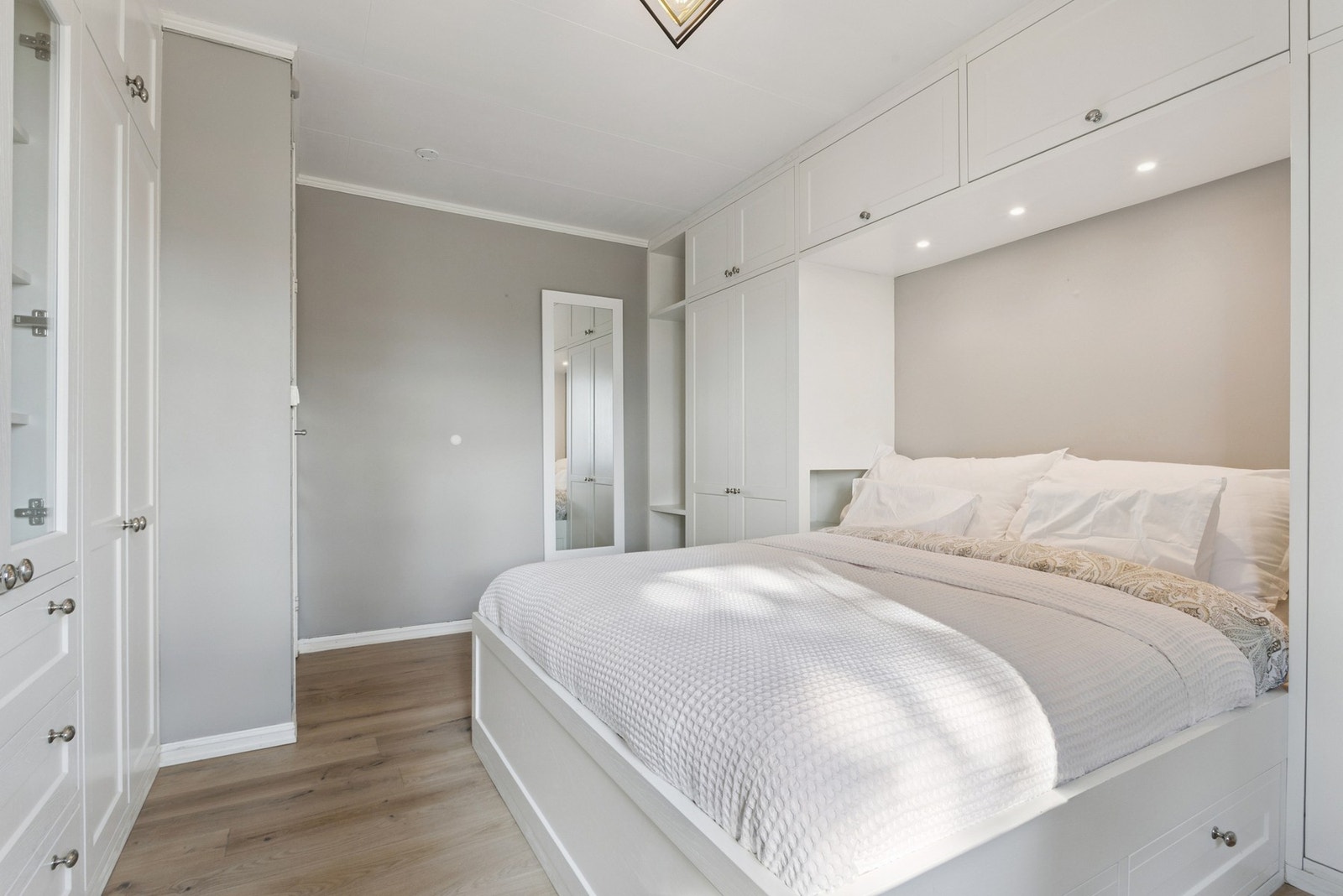 Rikelig med oppbevaringsplass i det skreddersydde garderobeinnredningen fra Elen møbelstudio Galleribilde