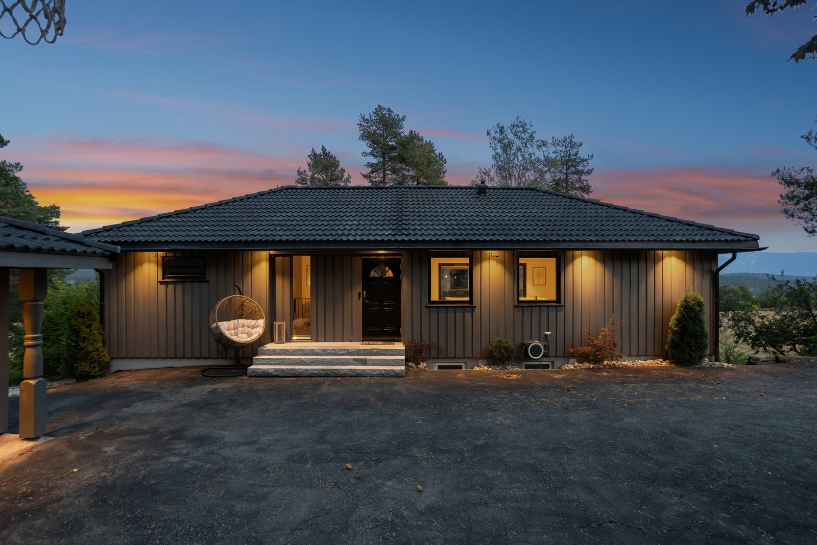 Boligen fremstår som en gjennomført og stilfull familiebolig med et innbydende inngangsparti som gir et solid førsteinntrykk. Galleribilde